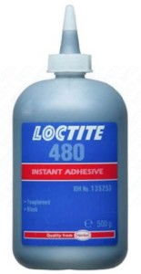 Loctite 480 500 g černé vteřinové lepidlo vyztužené pryží, pružné, odolnější proti nárazu a roztržení, na kovy, pryž, plasty, magnety.