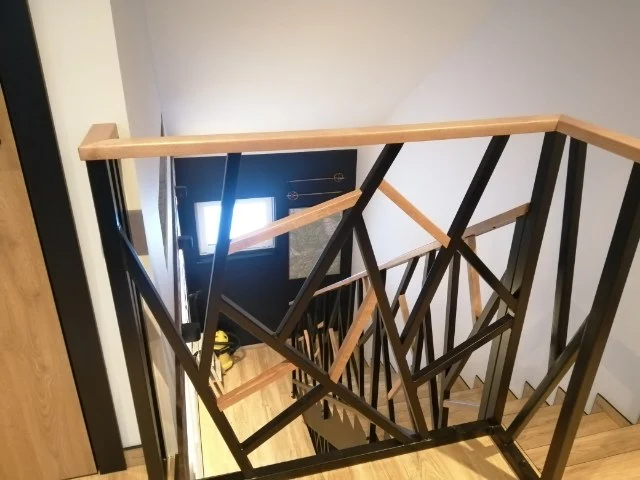 Dopasowanie drewnianej wkładki z drewna bukowego do metalowej balustrady