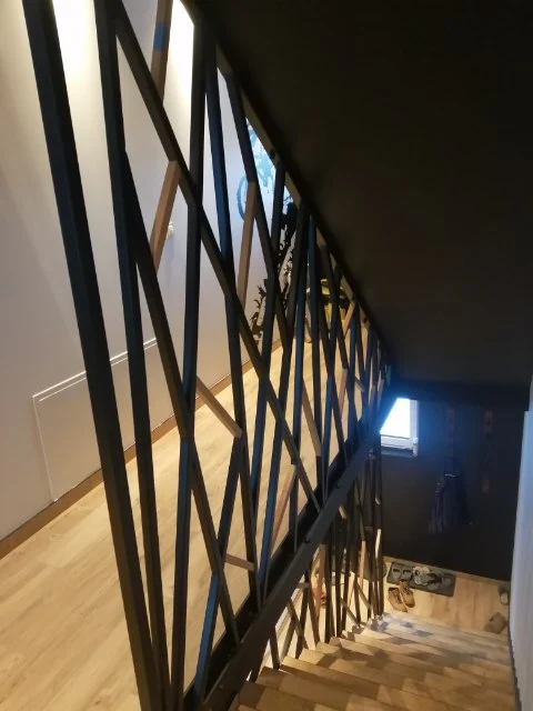 Balustrada po zamontowaniu drewnianej wkładki